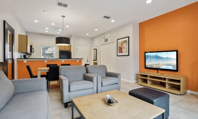 Sunset Lakes House | Private Hot Tub, Pools, Grill, Gym & Free Parking. 12 Min from Disney