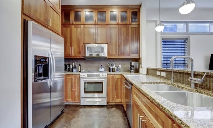 North Loop House | Private Hot Tub + Sleeps 12 - Northern Serenity 2