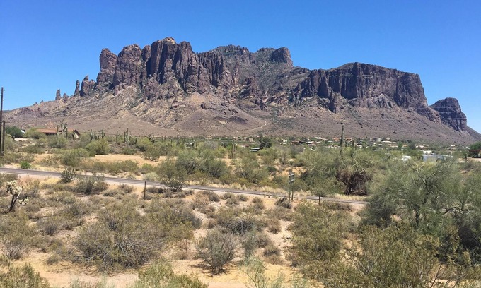 Apache Junction House | Private house/Superstition Mtns/20 min Canyon Lake/Little House on praire