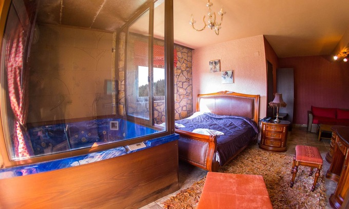 Krionerion House | Private Jaccuzzi Suite