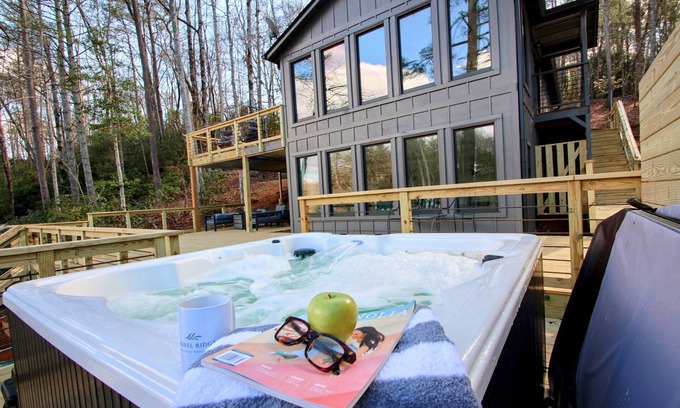 Mountain Rest House | Private Lake/Hot Tub/Large Deck/Rest & Relax/Kayaks & Canoe