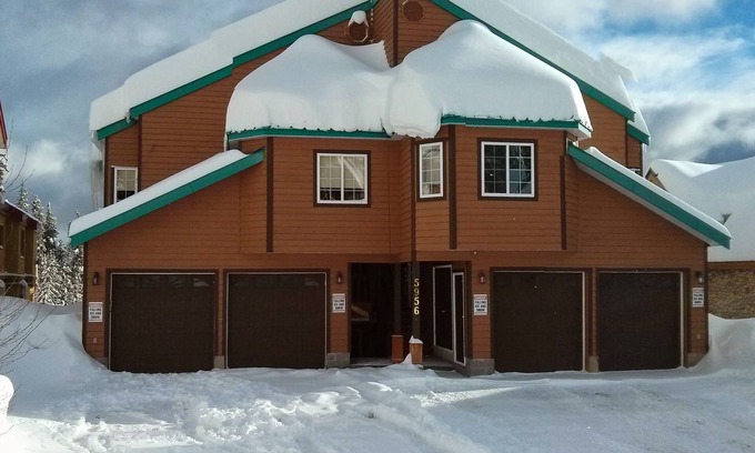 Snow Pine Estates Ski Chalet | Private Large Chalet True Ski-In Ski-Out Perfect Location, Family/Pet Friendly