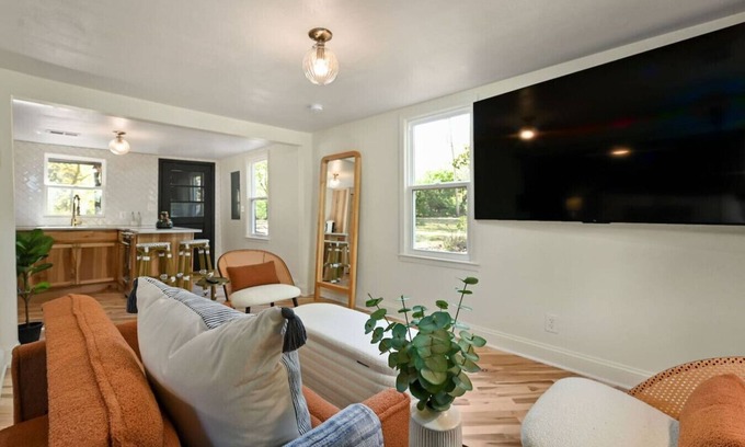 Grandview Cabin | Private Leaning Cottage Retreat! (Pets Welcomed)