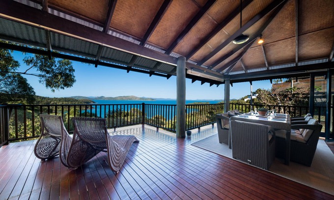 Shute Harbour House | Private location, unbeatable Island views! ASK ABOUT OUR 5 NIGHT DISCOUNT T&C.