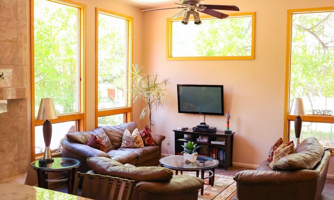 Zion National Park South Entrance Villa | Private Luxury Villa Kitchen Pool & Hot Tub, 5~ minute walk from Zion Entrance.