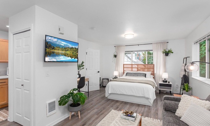 Crestwood Apartment | Private Newly Renovated modern loft studio with Free Parking, AC/Heat and WiFi