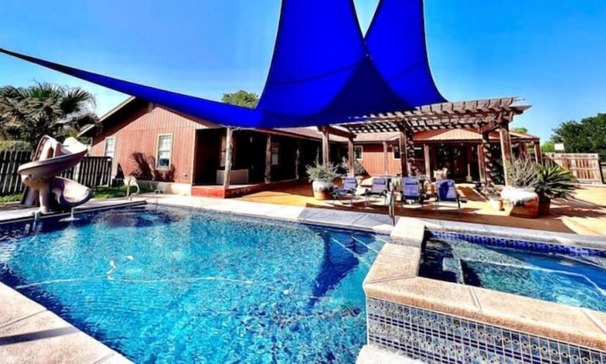 Sandia House | Private one-acre Oasis Pool Resort - near Corpus Christi Lake