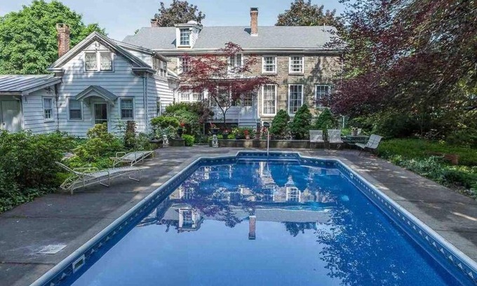 Kingston House | Private one bedroom guesthouse with pool