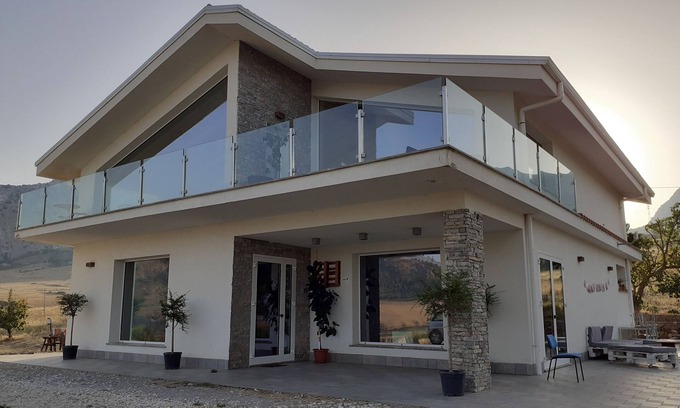Piana degli Albanesi Villa | private party