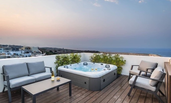St. Andrew's Apartment | Private Penthouse with Spa Bath Pembroke St Julians