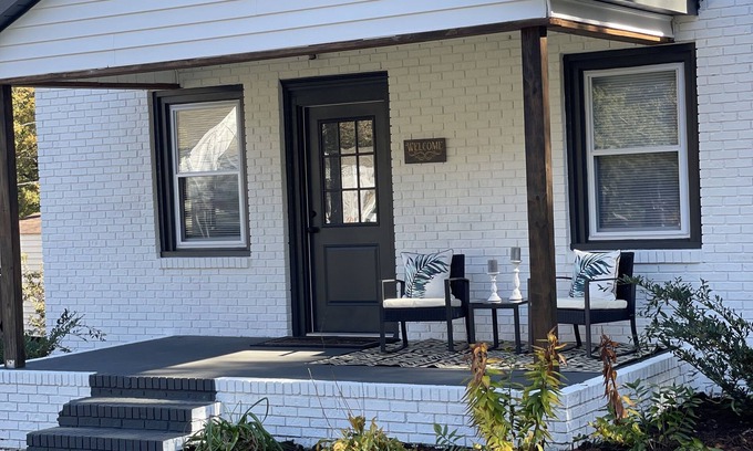 Parker House | Private, pet-friendly adorable getaway mins to downtown