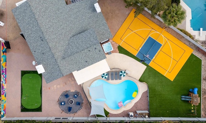 Santiago House | Private Pickleball Court, Movie Room, & Hot Tub!