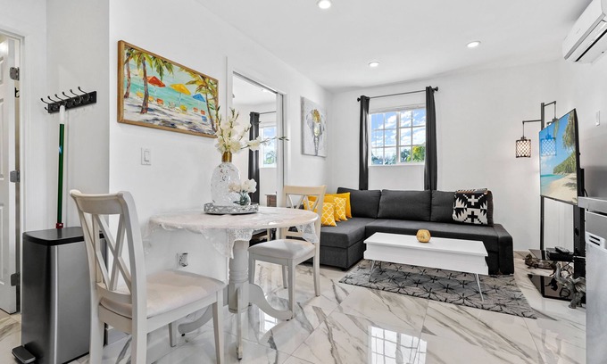 Lake Balboa House | Private, Quite, Clean, Comfy, New Guest House