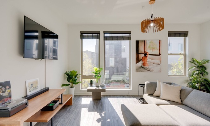 Olde Richmond House | Private Rooftop w/Cold Plunge: Modern Townhome