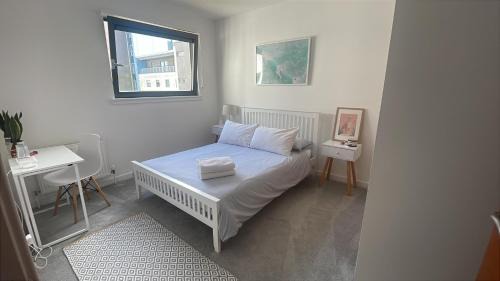 North West House | Private room and bathroom in shared flat with parking