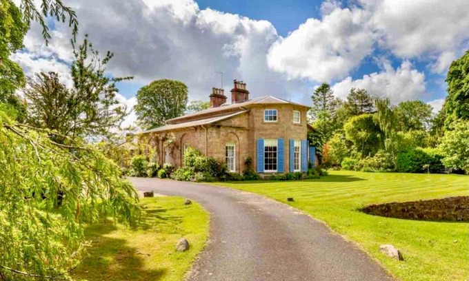 Kirkmichael House | Private room & bathroom in Manor House