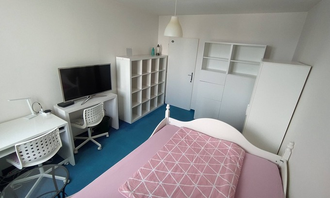Hlubocepy Apartment | Private Room in 4 rooms apartment in Praguen30 minutes to the center by tram