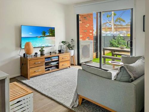 Highton Apartment | Private Room & Ensuite, in hosted Modern 2 bedroom Apartment - full use of all home facilities