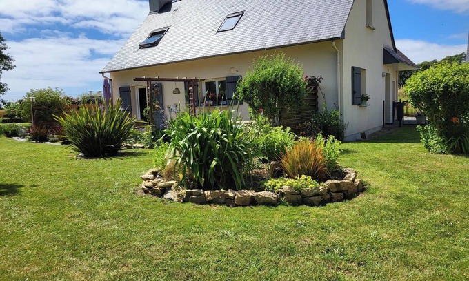 Ploneour-Lanvern Bed & Breakfast | Private room, in a quiet, leafy setting.