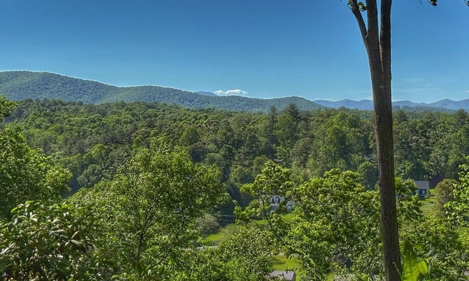 Horse Shoe Cabin | Private Setting w/Blue Ridge Mtn. Views - No Stairs - 2 King Beds - Ecusta Trail