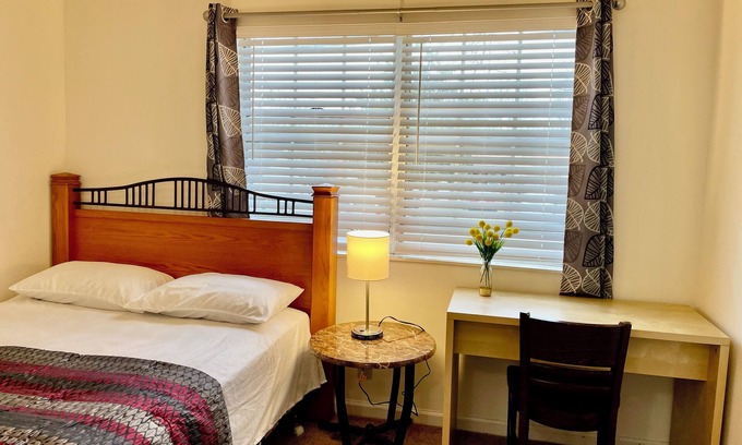 Four Corners House | Private Single room next to Airport and Lake