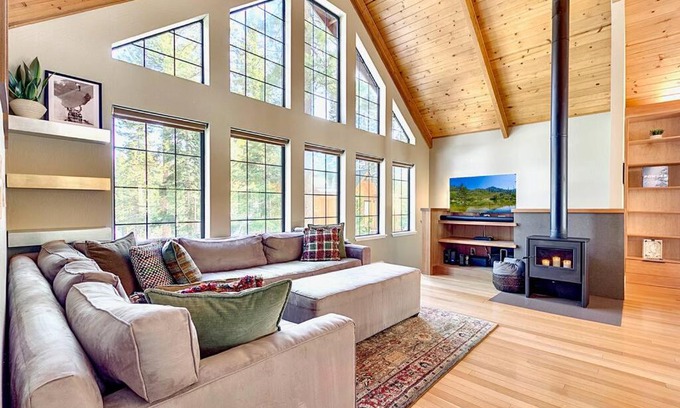 Kings Beach Ski Chalet | Private Ski, Lake & Golf Chalet! Walk to Lake