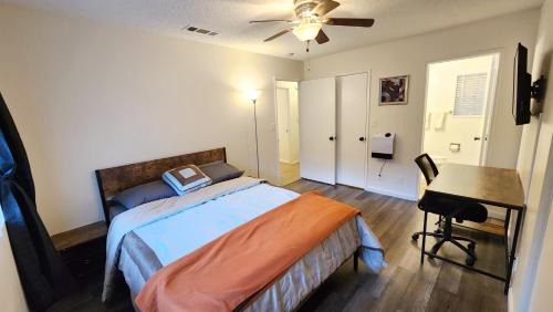 East Hemet House | Private, Spacious, 4x Queen, 300 MBPS Internet with Backyard!