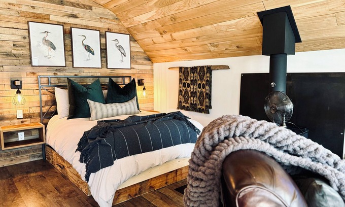 Powell River Apartment | Private studio, beach access, hot tub, storm watching pet friendly - Heron Suite