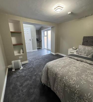 Huddersfield Apartment | Private Studio Retreat with WiFi & HD TV & Workspace