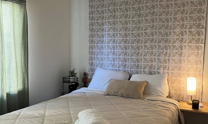 Vallejo Bed & Breakfast | PRIVATE SUITE & THE LOFT en-suite bathroom, fridge, microwave, airfry, coffee!