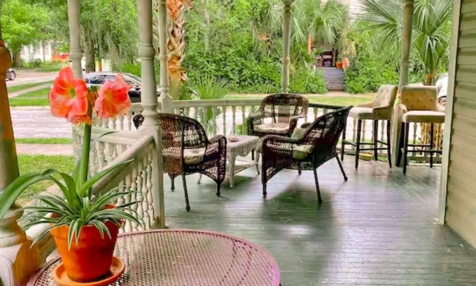 Duckpond Apartment | Private UF Stadium Parking! Historic DWTN Duckpond