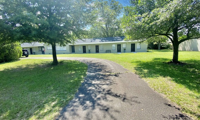 Perry Villa | Private Villa 5 min to Perry Fair Grounds, Eateries, Cafe, Shops & Locale Music.