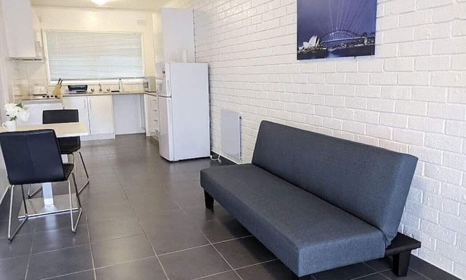 Oak Park House | Private Villa Near Train Station