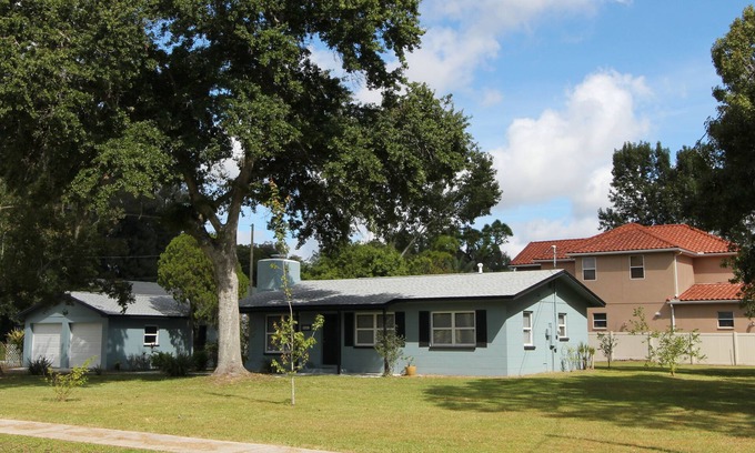 Pinellas Park Cottage | Professional cottage on 1/2 acre lot in quiet country setting