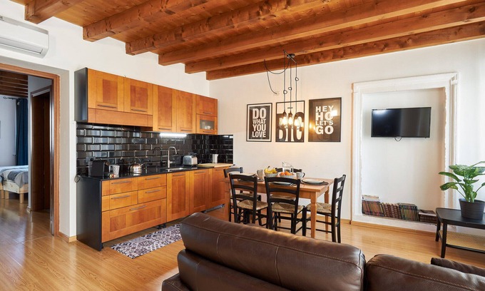 Sud-Est Apartment | Professor's Nest 8