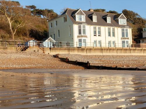 Totland Bay Apartment | Promenade Apartment with own Beach Hut