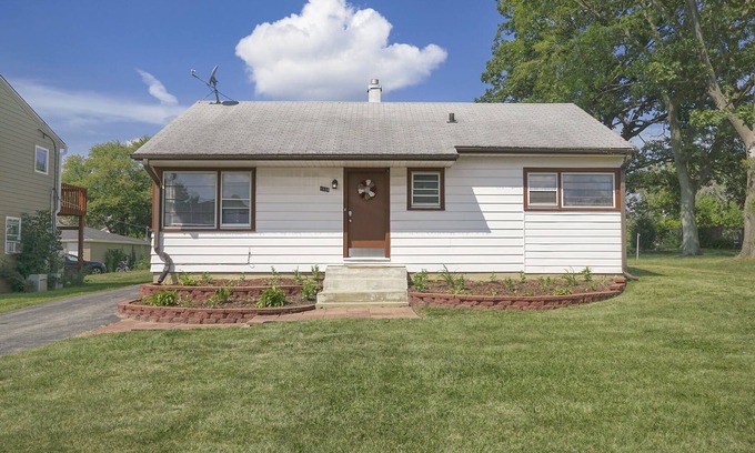 Lombard House | PROMO 10% MONTHLY DISCOUNT!nComfy Home w Access to Major Roads/Hwys, Huge Yard