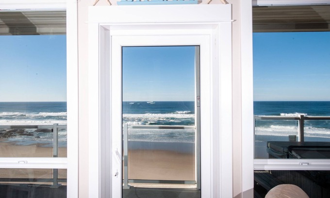 Lincoln City Condo | Promo! Third Floor Oceanfront Condo - Private Hot Tub, Free Wifi, Pool!