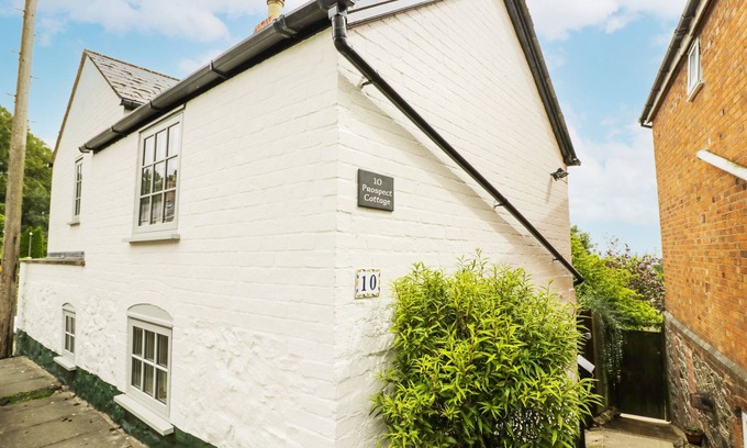 Little Malvern Cottage | PROSPECT COTTAGE, pet friendly, with open fire in Great Malvern
