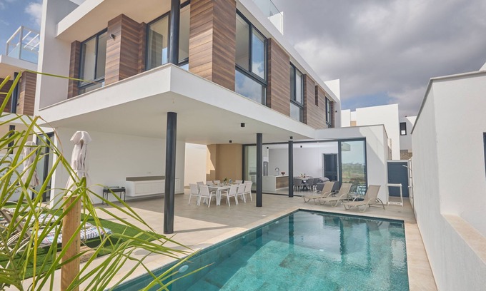 Pernera Cottage | Protaras Aqua Pearl Villa AQ11 - a villa that sleeps 11 guests in 5 bedrooms
