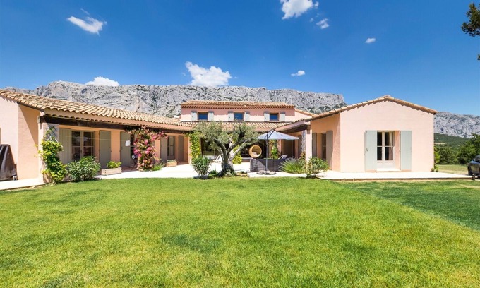 Saint-Antonin-sur-Bayon Villa | Provencal villa in the heart of the Pays d'Aix and the Sainte Victoire, breathtaking view