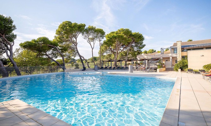 Saumane-de-Vaucluse Apartment | Provence Country Club by Interhome