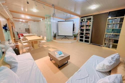 San Bartolome Apartment | PS4, Board Games, Karaoke - QC Maginhawa SaLaro