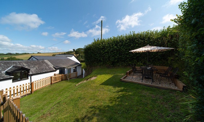 Littleham Cottage | Puffin Cottage - Countryside cottage with a pool