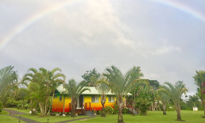 Pahoa Cottage | Puna Rainforest Hotspring Retreat -Rainbow Cottage with ocean views