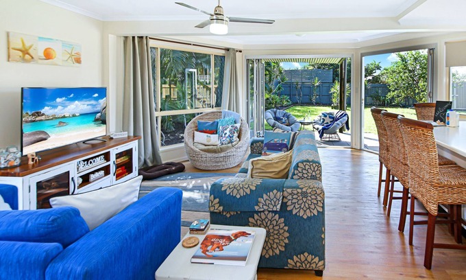 Coolum Beach House | Puppies&Pancakes Large yard fur babies inside ok