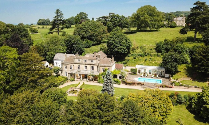 Dursley Villa | Purnell Manor - Nine Bedroom Villa, Sleeps 26