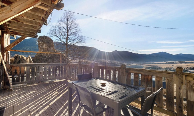 Puyvalador House | Puyvalador House – Mountain Charm, Stunning Lake View, 10 min from Ski Slopes
