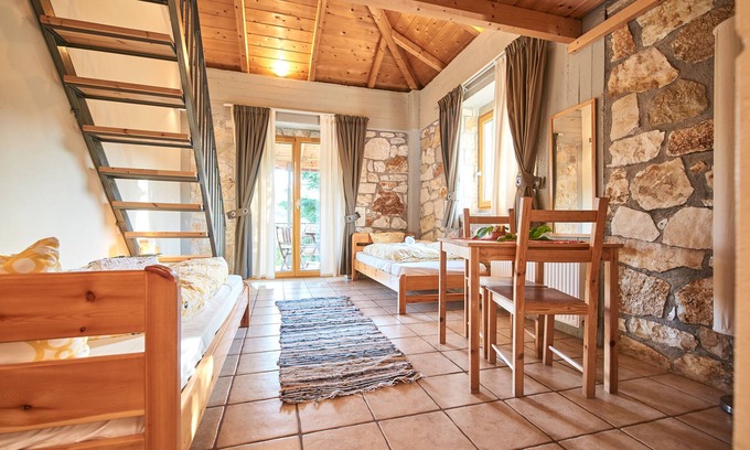 Kato Diminio House | Quadruple Room - Hostel Elisson