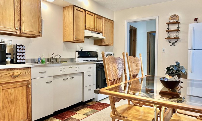 Warren Apartment | Quaint 2 bedroom apartment. 5 minute walk to down town Close to local bike trail